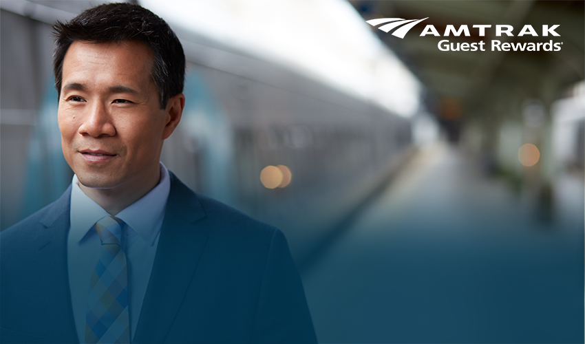 火车站台上的Amtrak Guest Rewards会员