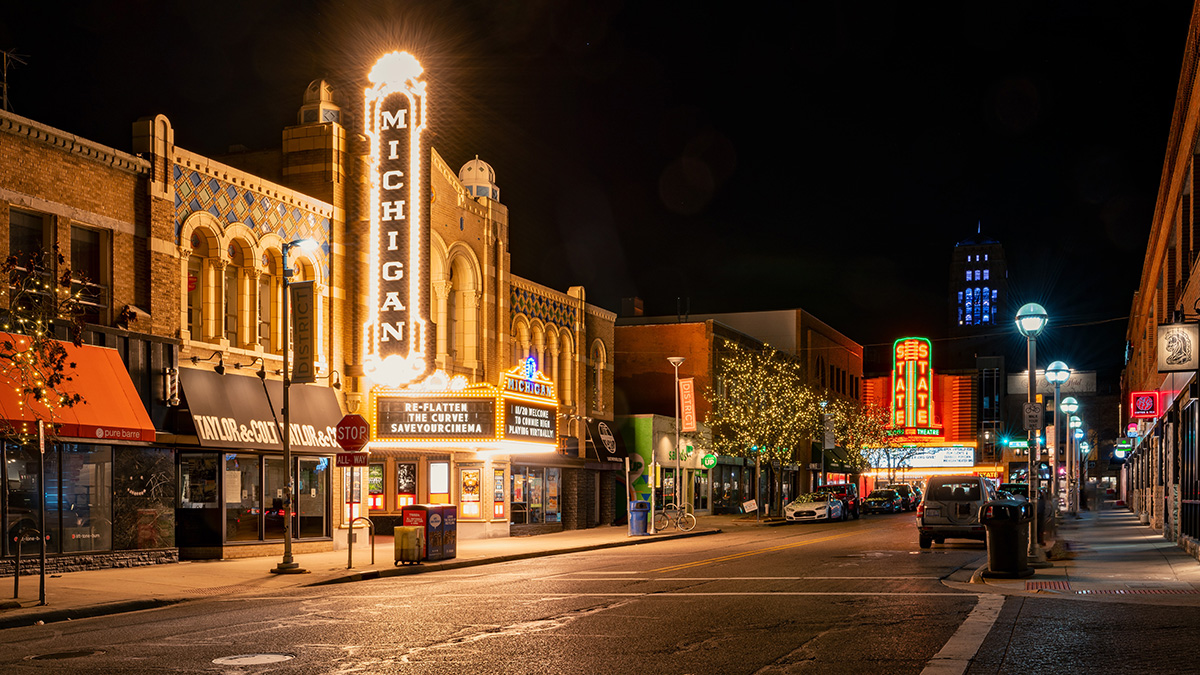 Michigan Theater et autres édifices illuminant la rue à Ann Arbor, MI