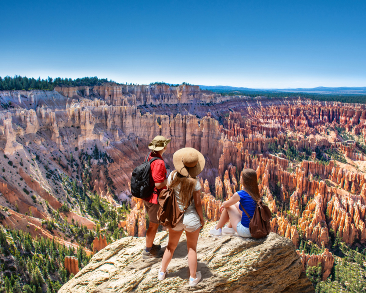 游客眺望Bryce Canyon National Park。