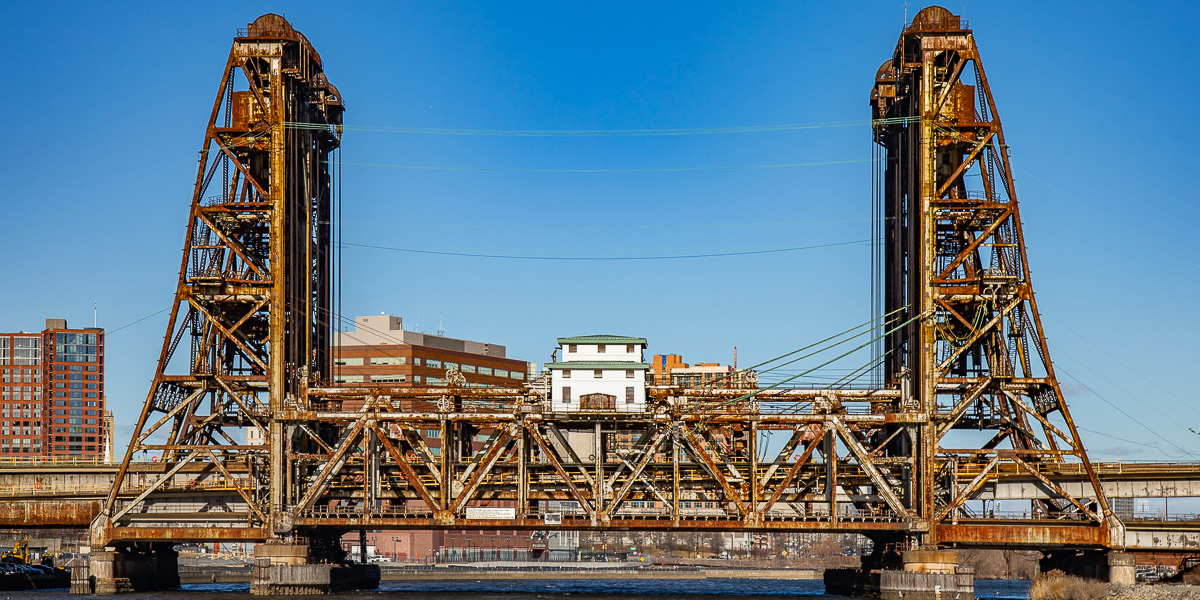 Dock Bridge se alza sobre el horizonte de New Jersey