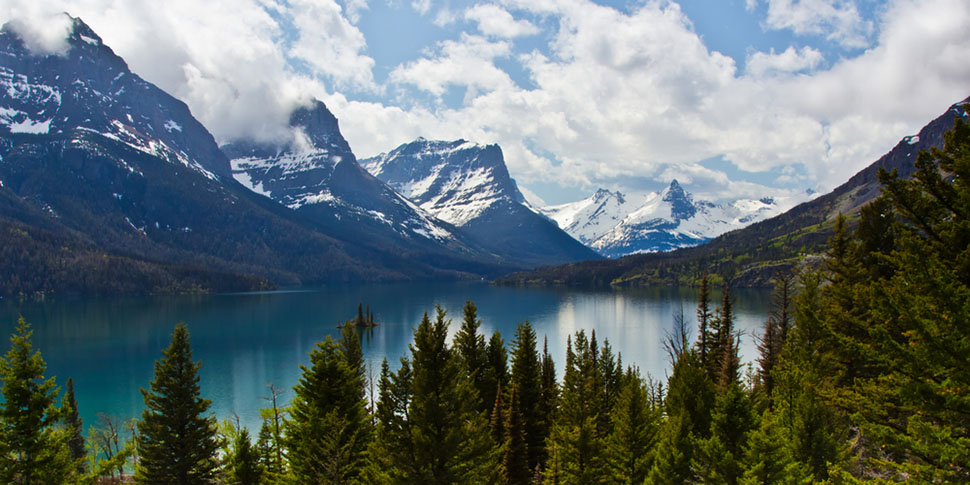 Imponente lago situado entre altísimas montañas y exuberante vegetación.