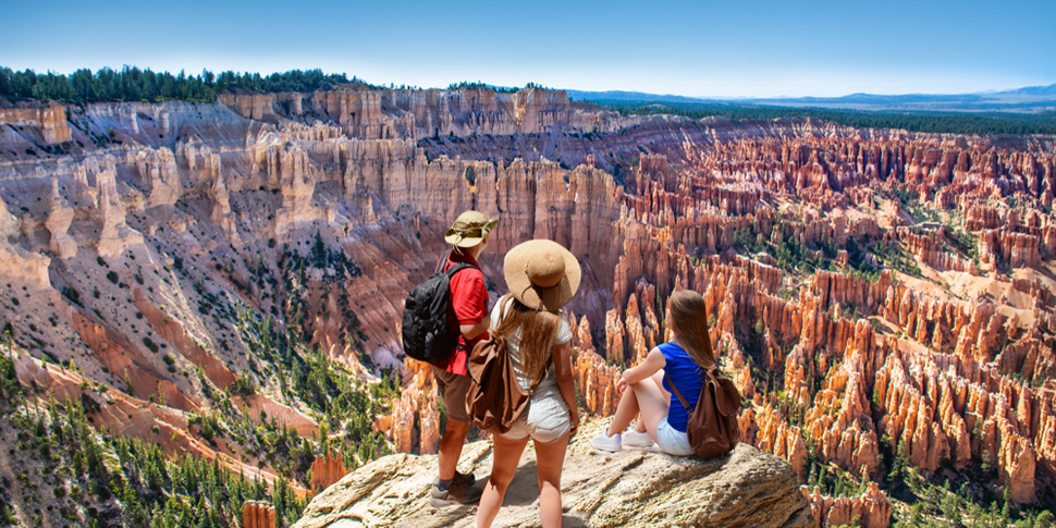 Turistas contemplando el Parque Nacional Bryce Canyon.