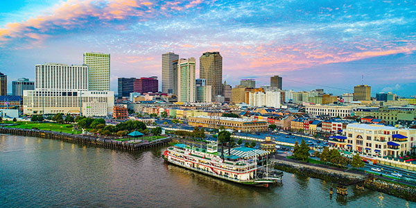 Cielos rosados y azules se extienden sobre el horizonte de New Orleans.