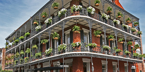 Un carruaje tirado por caballos pasa por el French Quarter en New Orleans, Louisiana.