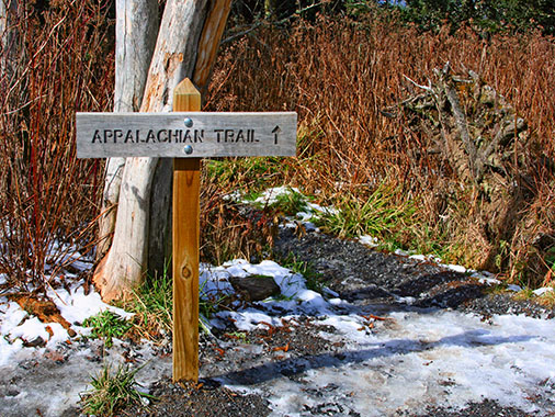雪地里的Appalachian Trail指示牌