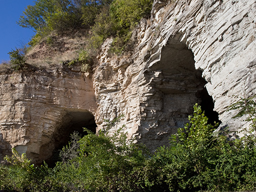 Cueva de piedra caliza en el río Mississippi