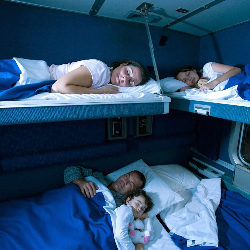 familia durmiendo en dormitorio familiar del superliner de Amtrak