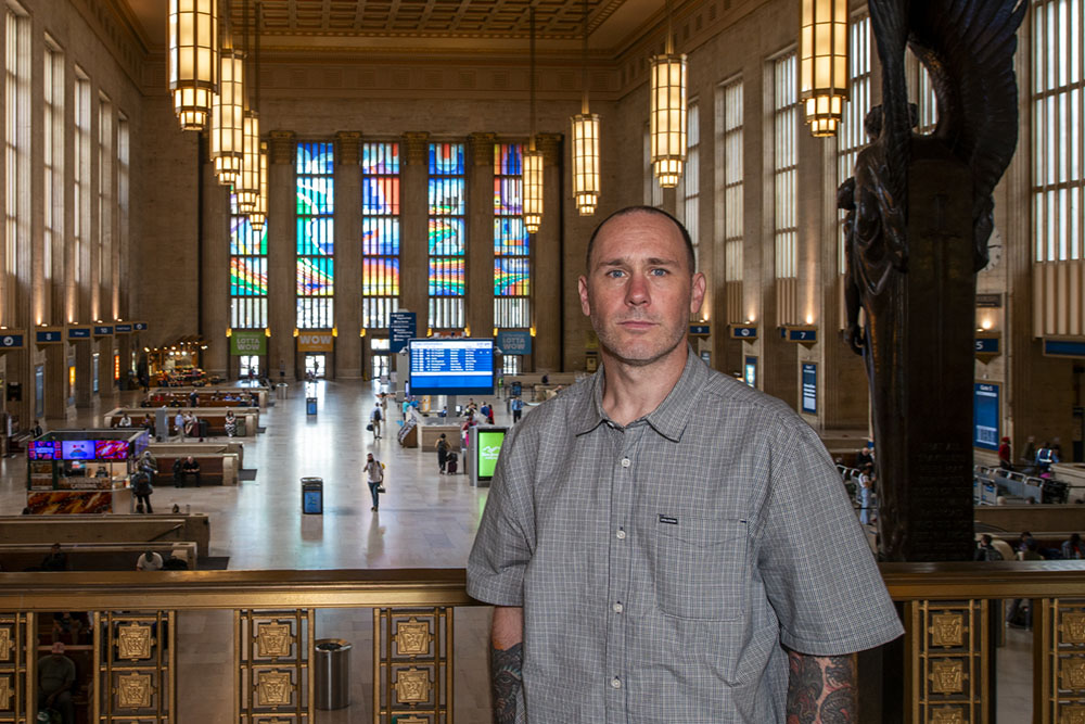 El artista Joshua Frankel contempla su instalación de videoarte en el Moynihan Train Hall