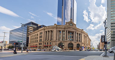 Dos Mujeres Juntan Hojas de Otoño