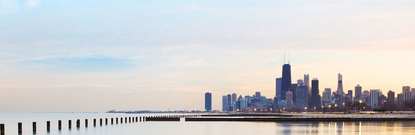 Línea del horizonte de Chicago desde el agua con vista a filas de rascacielos
