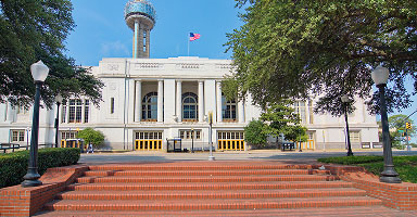 Dos Mujeres Juntan Hojas de Otoño