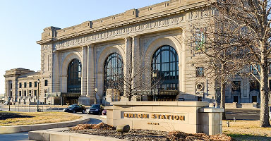 Dos Mujeres Juntan Hojas de Otoño