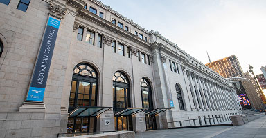 Dos Mujeres Juntan Hojas de Otoño