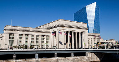 Dos Mujeres Juntan Hojas de Otoño