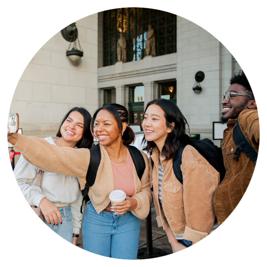 Un grupo diverso de estudiantes se toma una selfie frente a Union Station en Washington, DC.