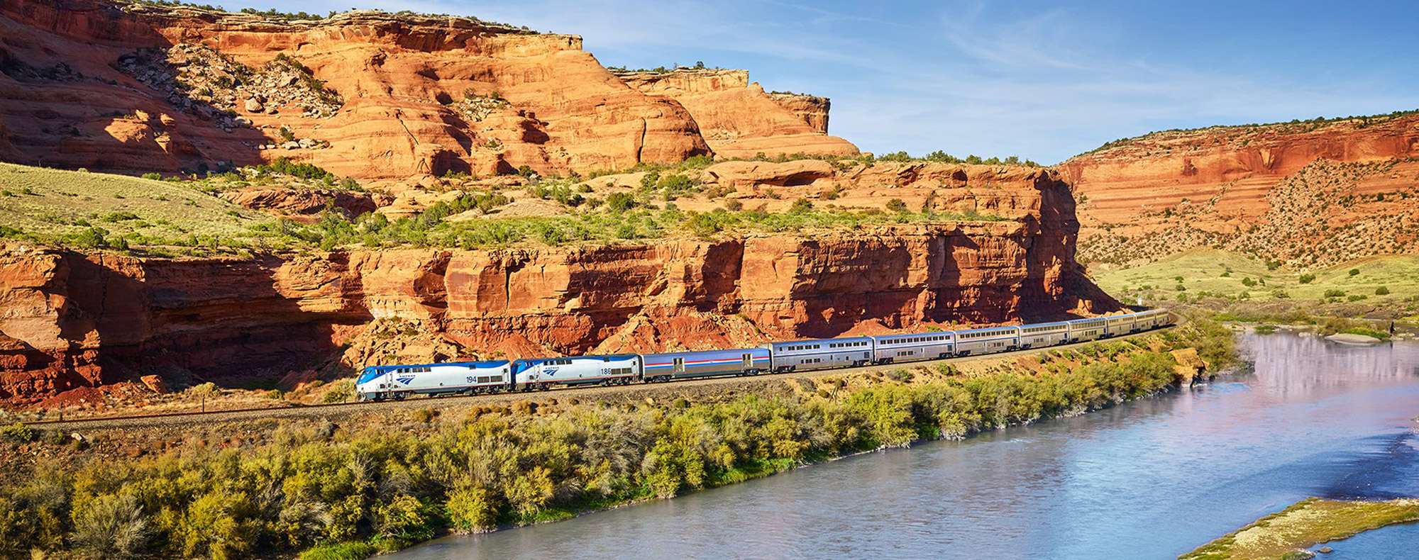 沿着风景如画的河流行驶的California Zephyr