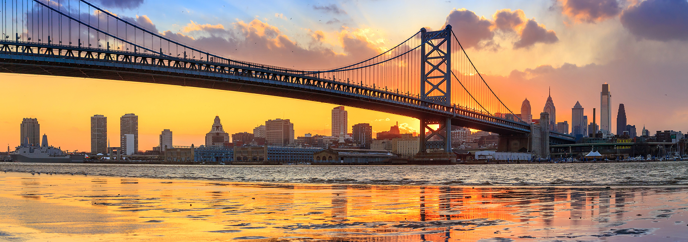 Panorama del horizonte de Philadelphia y el puente Ben Franklin Bridge al atardecer