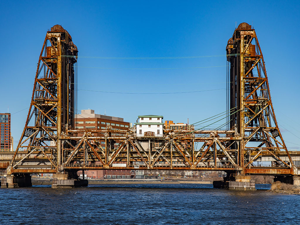 New Jersey的Dock桥矗立在蓝天的映衬下