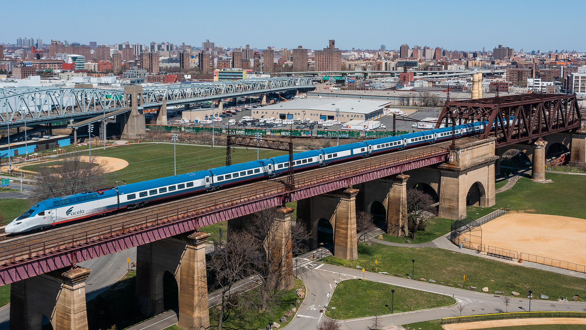 El nuevo Acela cruza el puente Hells Gate