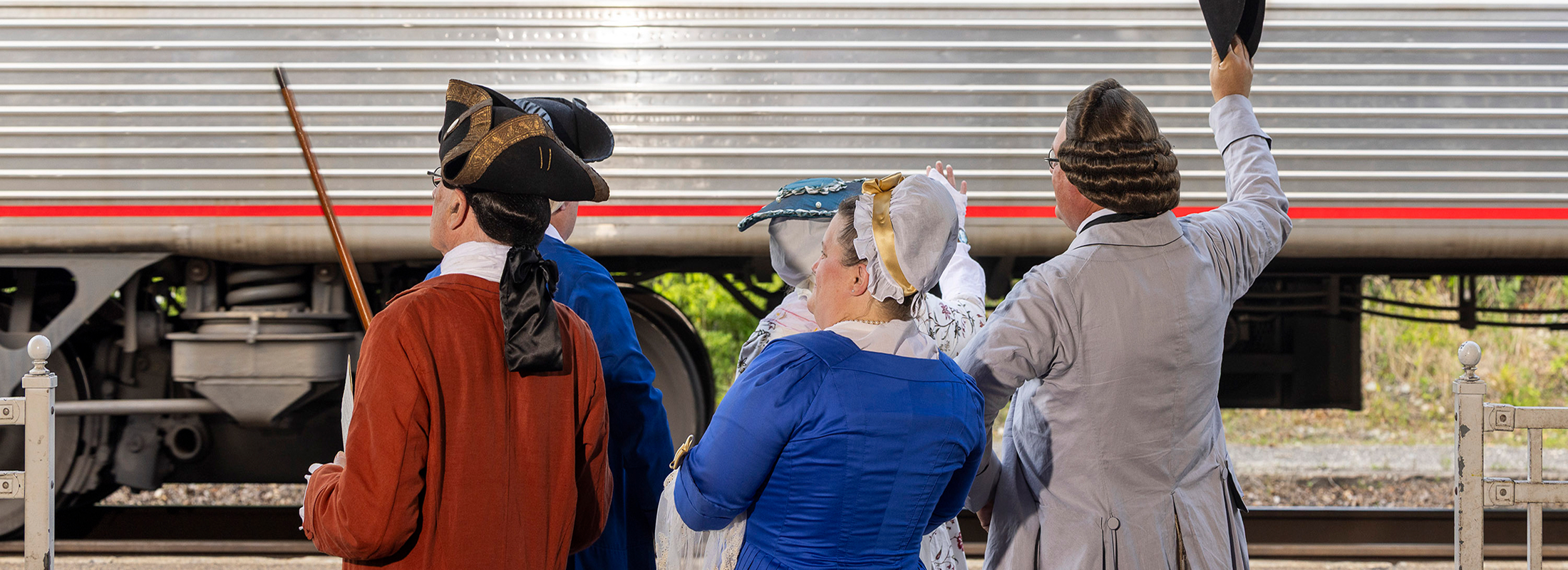 在va-kingsmill的amtrak工作人员身着殖民时期服饰