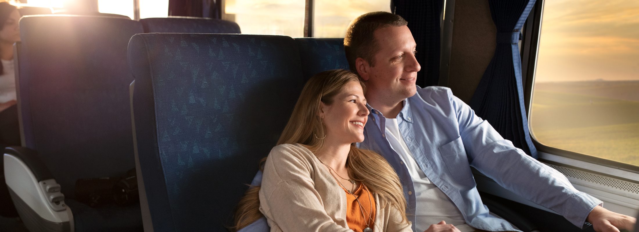 Un couple regardant par la fenêtre