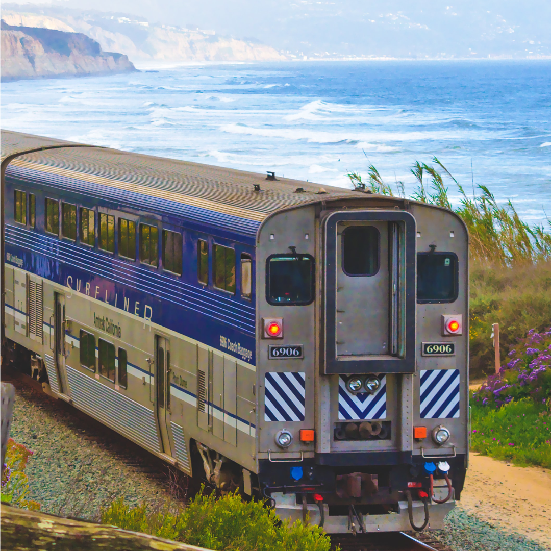 Tren panorámico Superliner de Amtrak con vistas a la playa