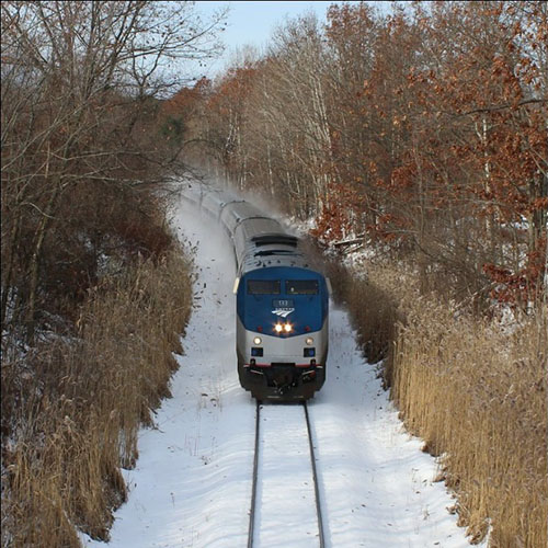 林间雪景中的Amtrak Vermonter列车