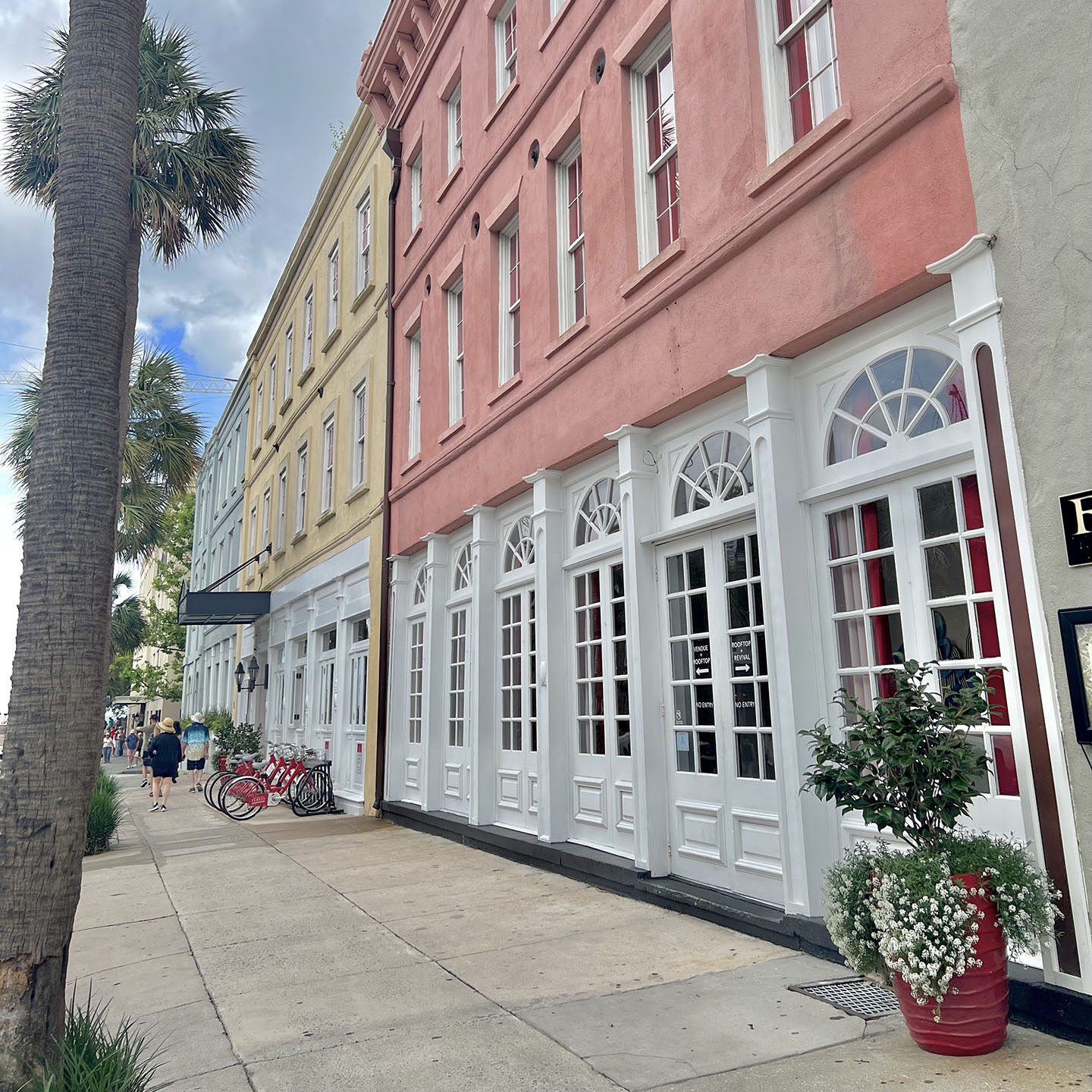 Vue au niveau de la rue du centre-ville de Charleston en Caroline du Nord de bâtiments roses et jaunes