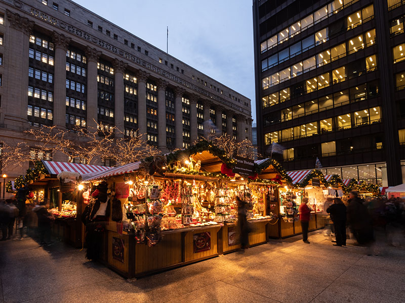 Mercado navideño Christkindl de Chicago por la noche