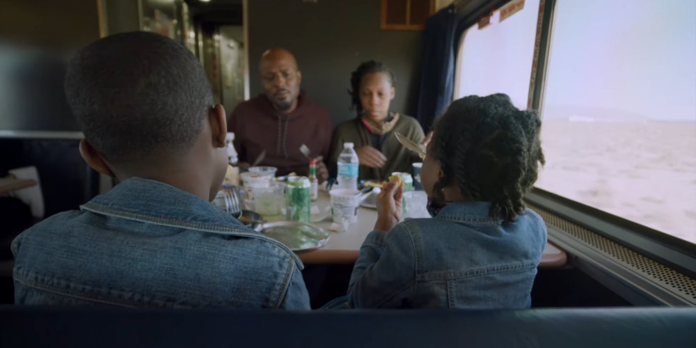 Une famille en train de manger un repas dans la voiture-restaurant du train Amtrak California Zephyr