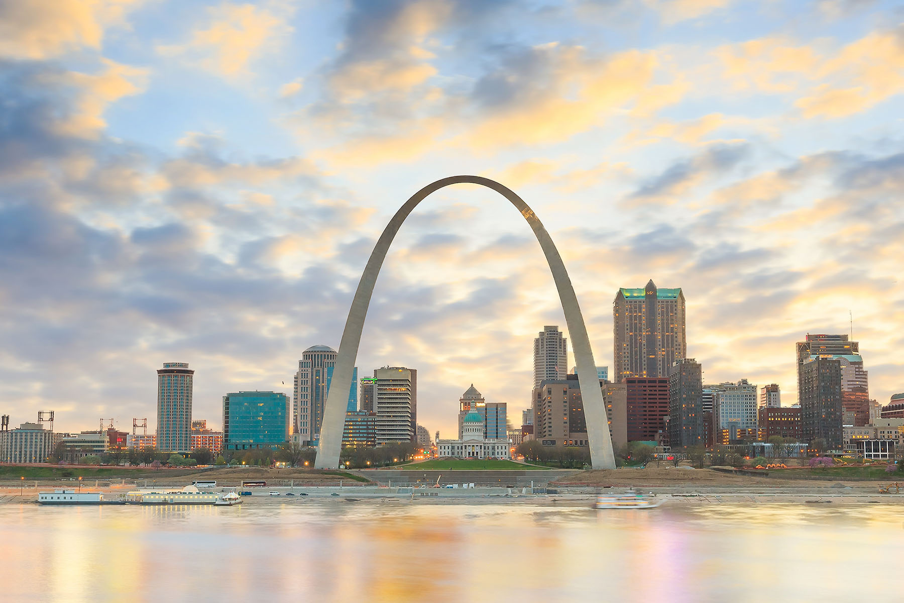 Vista del Parque Nacional Gateway Arch desde el río Misisipi