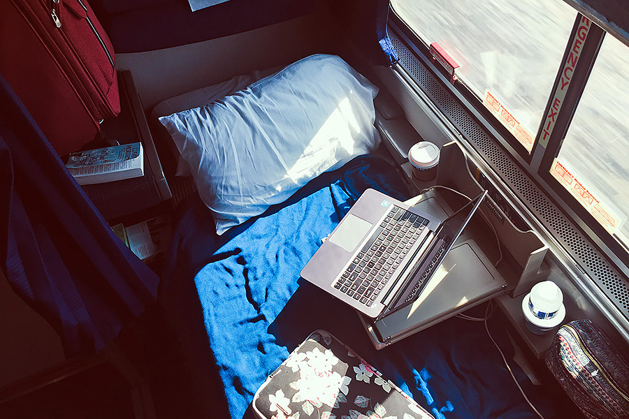 Imagen de cabina dormitorio, ropa de cama, con computadora portátil