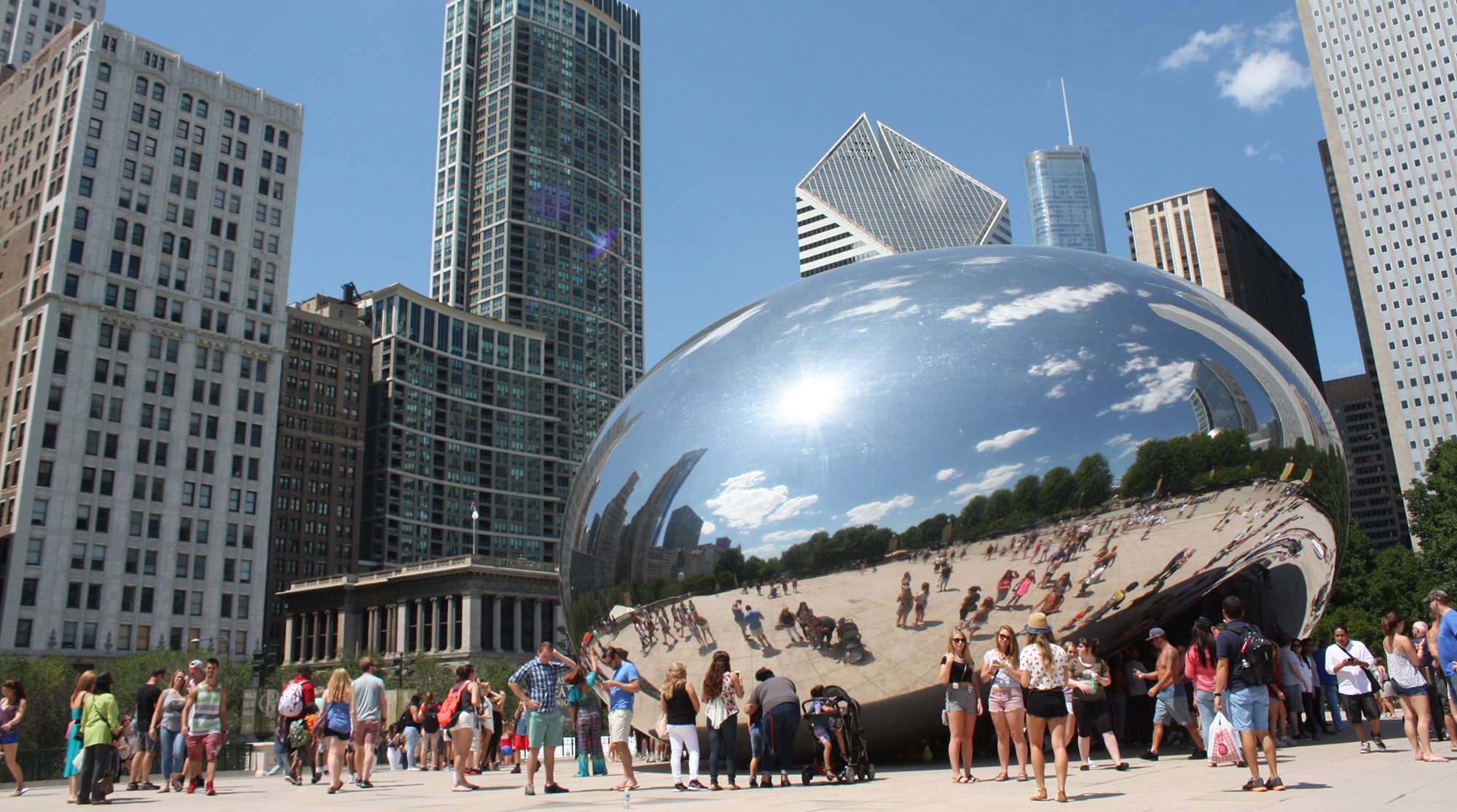 Personas en una zona pública de la ciudad de Chicago en verano