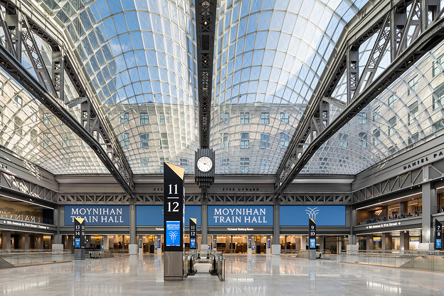 Vista de la planta principal del interior del Moynihan Train Hall