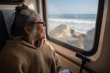 Un couple d’âge mûr à bord du train Amtrak Gold Runner