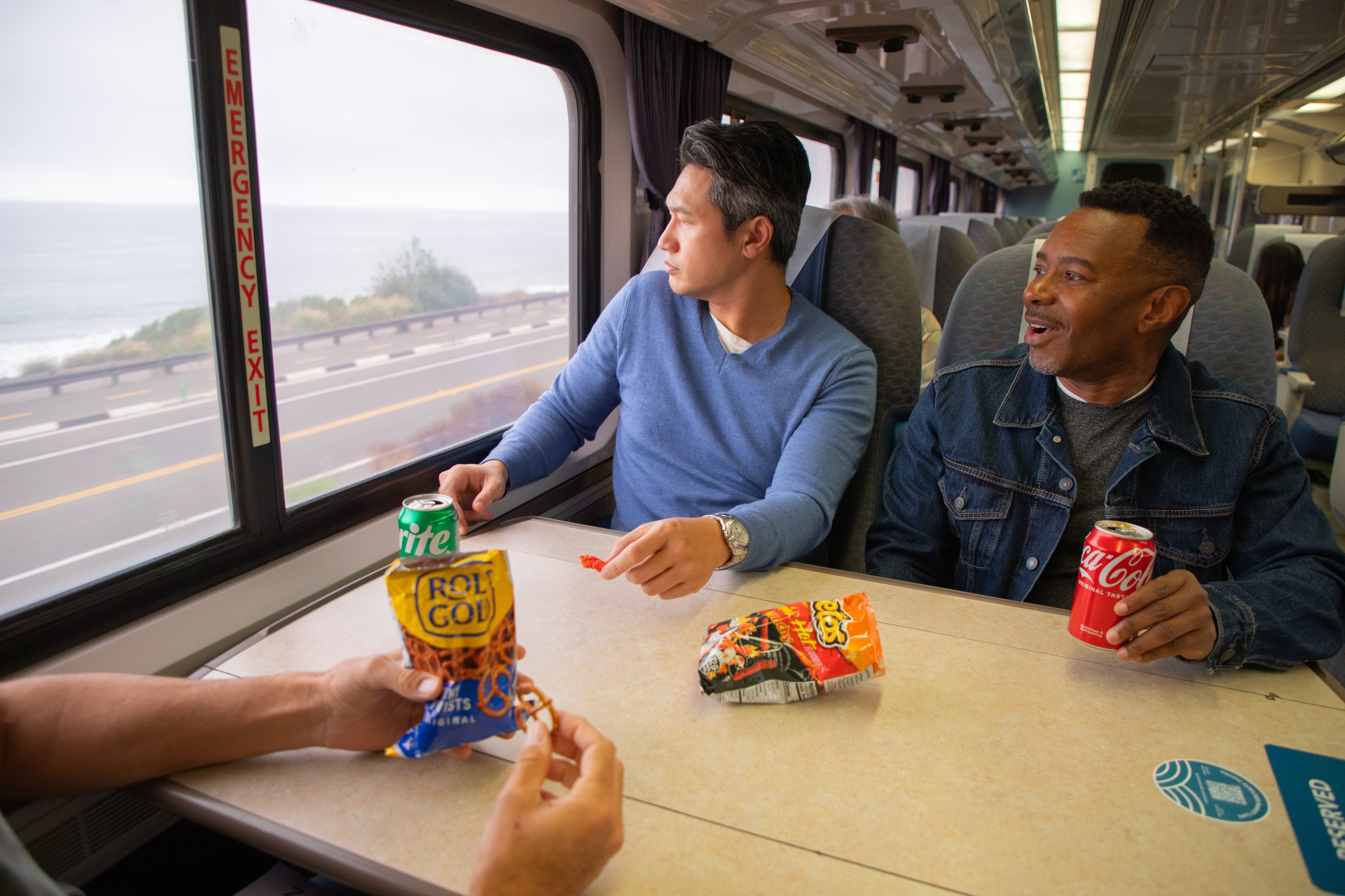 pacific-surfliner上向窗外眺望的孩子们