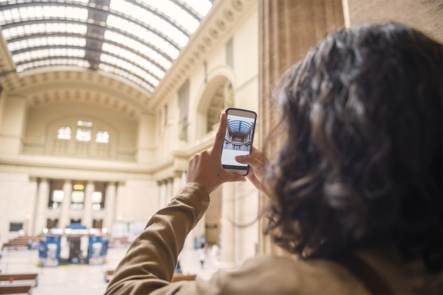 Una persona toma una fotografía del interior del Chicago Union Station 