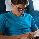 Étudiant lisant un livre à bord