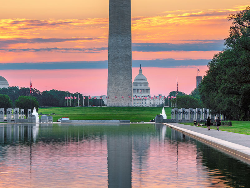 华盛顿纪念碑以及日出时分的美国国会大厦