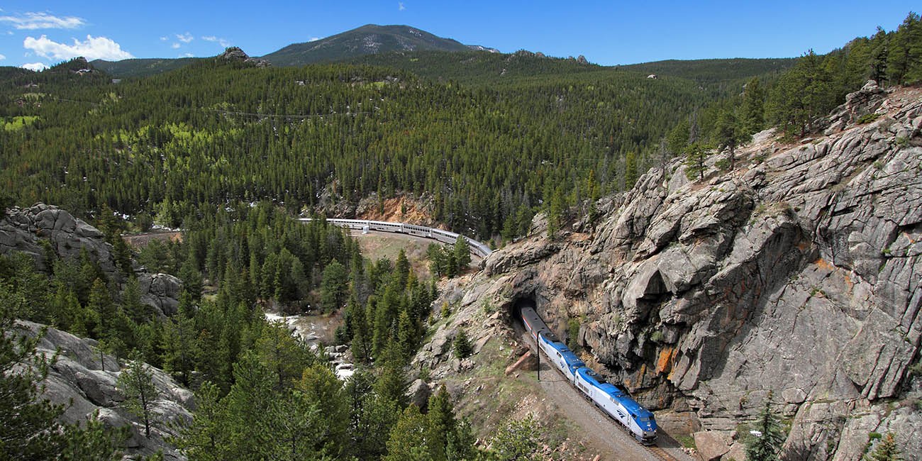 Tren a través de un túnel