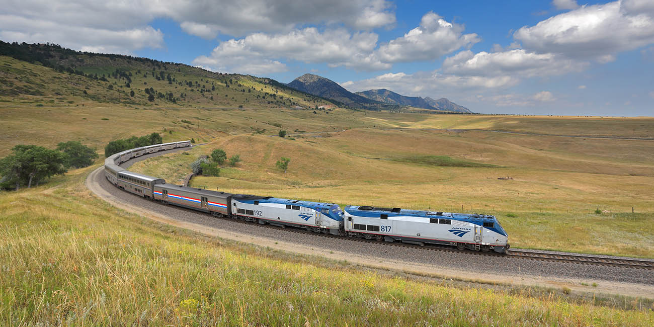 Train traversant des prairies