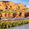 Vue panoramique du train California Zephyr sur la rivière