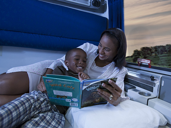 Mamá y niño leyendo juntos en la cama
