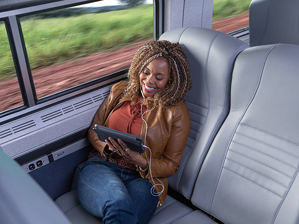 一位女士在Amtrak列车的舒适座椅上享受旅途