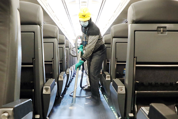 Nettoyage par les employés d'Amtrak à bord