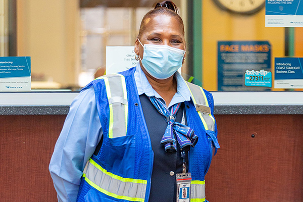 Empleado de estación de Amtrak con mascarilla