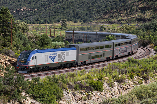 Amtrak-Zug mit Charger-Lokomotive