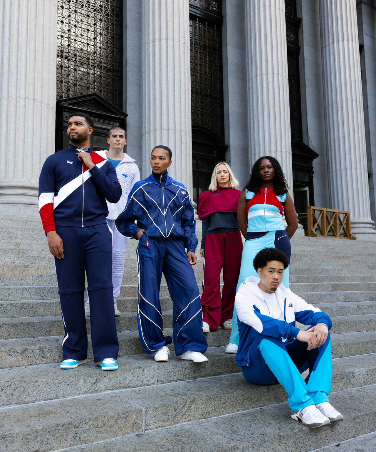 presentaciones de estudiantes de diseño modelando al aire libre con traje deportivo